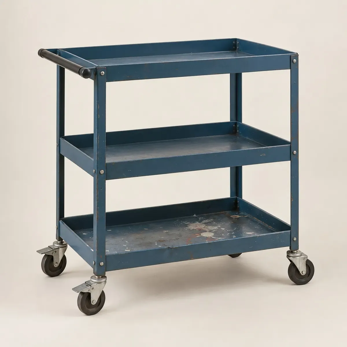 Carrello portautensili a tre ripiani